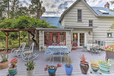 Federal Way Vacation Rental | 4BR | 2.5BA | Step-Free Entry | 1,650 Sq Ft