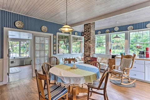 Sitting/Dining Area | 1st Floor