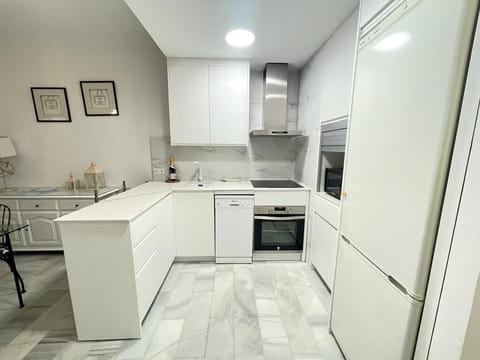 Beautiful kitchen, modern and fully equipped to enjoy a delicious home cooked meal. (3)