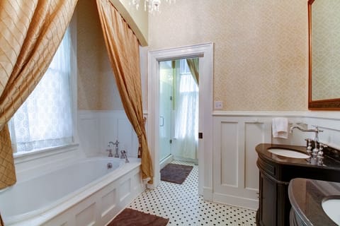 Combined shower/tub, hair dryer, towels