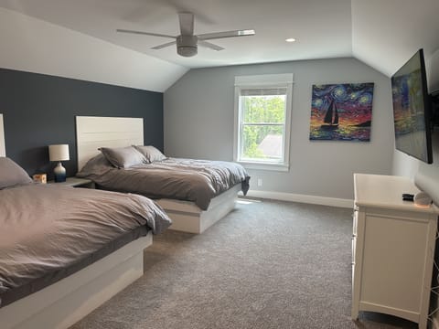 6 bedrooms, desk, iron/ironing board, travel crib