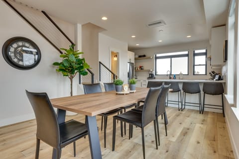 Dining Area | Dishware & Flatware Provided