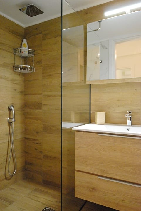 Combined shower/tub