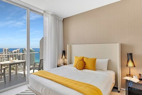 Bedroom 1 (King Bed)