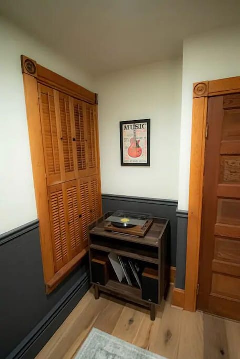 Play a record or connect to the sound system with your bluetooth device.