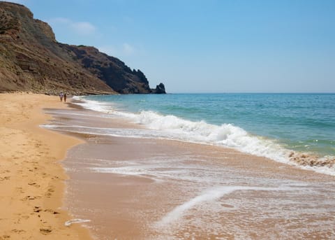 Beach nearby, sun loungers, beach towels