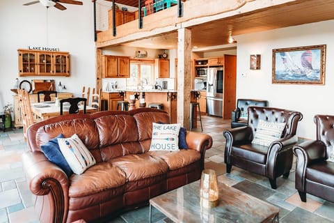 Living Room Retreat: Bright, airy space with rustic charmโperfect for gatherings and relaxation!