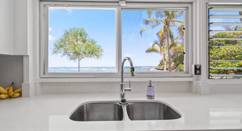 Private kitchen | Fridge, microwave, oven, stovetop