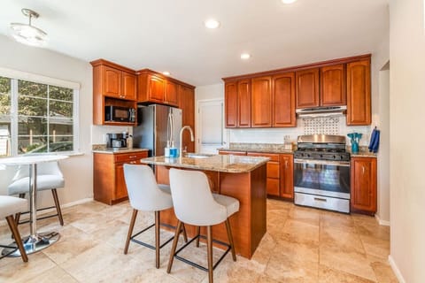 A kitchen that combines cozy wood elements with contemporary flair
