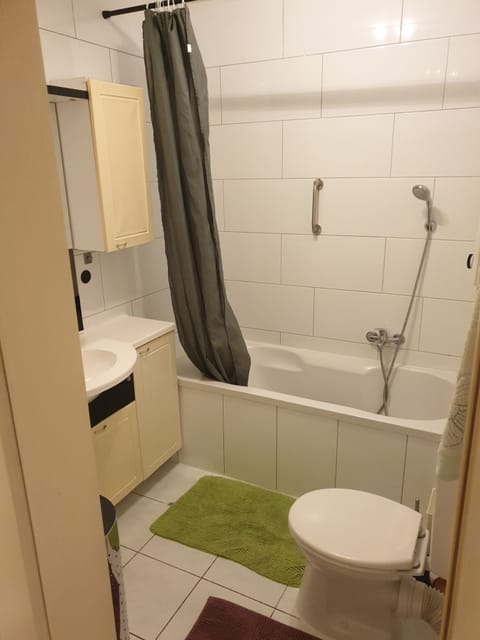 Combined shower/tub, towels