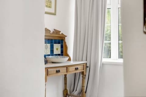 Jade Cottage, St Agnes. Ground floor: Jade Cottage is beautifully furnished throughout