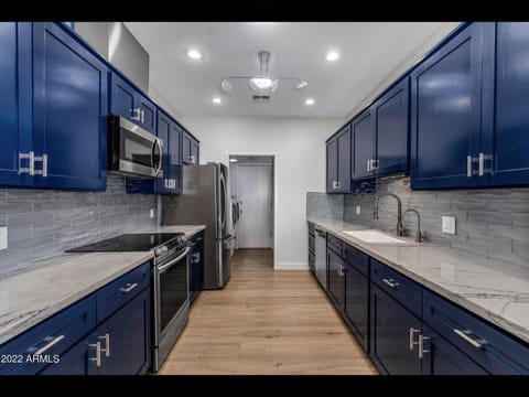Large kitchen with full sized washer and dryer through pantry