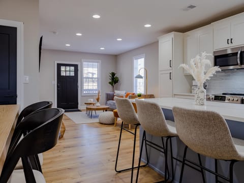 Private kitchen | Fridge, microwave, oven, stovetop