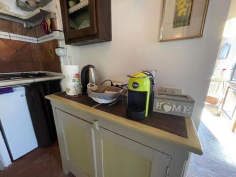 Fridge, stovetop, coffee/tea maker, electric kettle