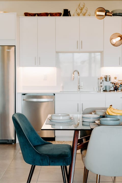 K1035- Guest Dining Detail