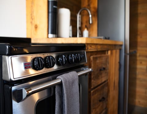 Fridge, oven, stovetop, coffee/tea maker