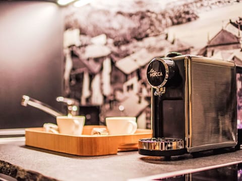 Lighting, Audio Equipment, Gas, Motor Vehicle, Automotive Design, Event, Wood