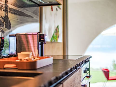 Wood, Building, Table, Kitchen, Flooring, Desk, Audio Equipment, Room, Hardwood, Living Room