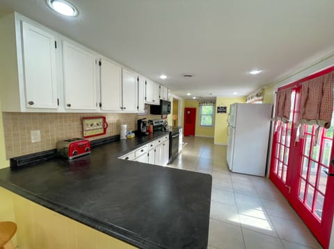 Kitchen - Big, open, full Kitchen