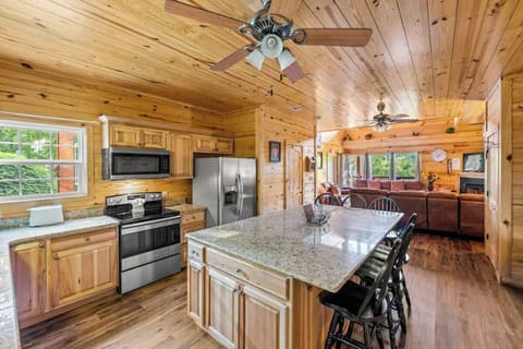 Nature's Haven Lodge's fully equipped kitchen