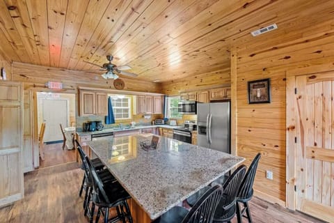Nature's Haven Lodge's kitchen and dining area
