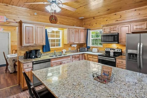 Nature's Haven Lodge's fully equipped kitchen