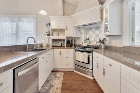 Fully Stocked Kitchen (2)