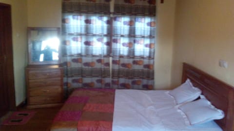 2 bedrooms, desk, iron/ironing board, bed sheets