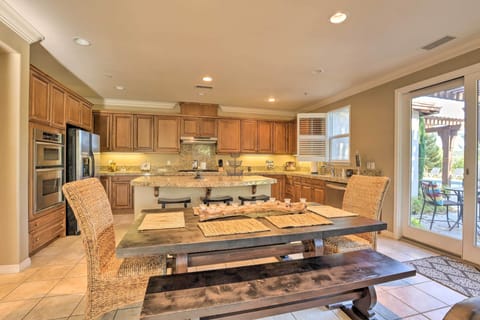 Dining Area | Dishware/Flatware Provided