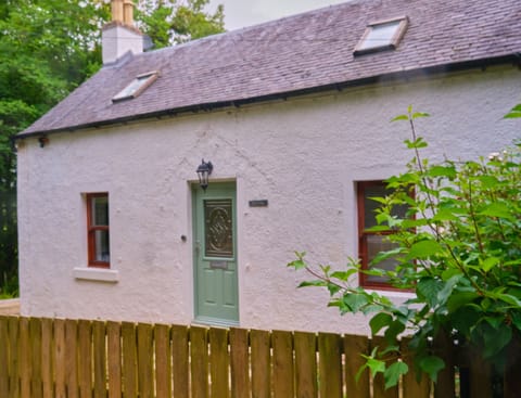 The welcoming exterior of Tig Cottage.