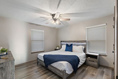4 bedrooms, hypo-allergenic bedding, desk, iron/ironing board