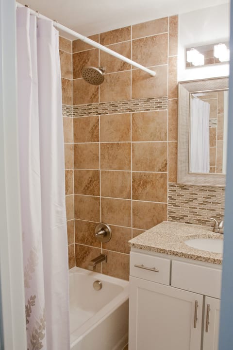 Combined shower/tub