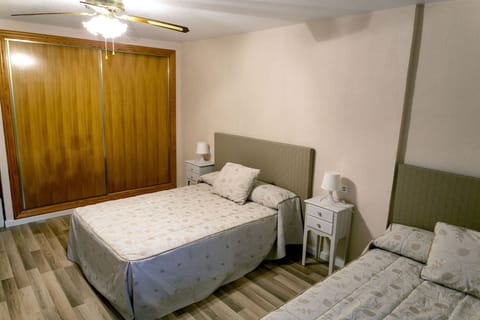 4 bedrooms, iron/ironing board, internet, bed sheets