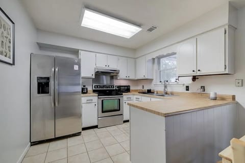 Fully Stalked Kitchen with Appliances