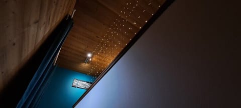 Montée d'escalier du rez de chaussée au 1er étage