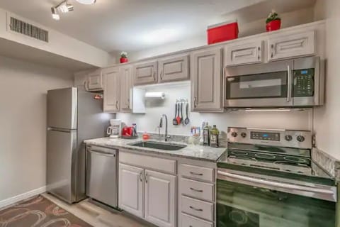 Fully equipped kitchen, lots of extras