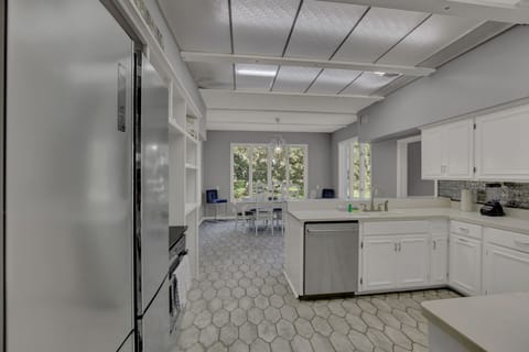 Additional kitchen view