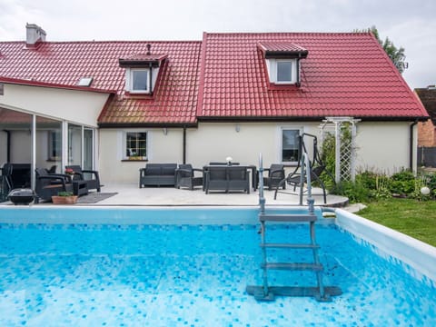 Water, Plant, Property, Window, Building, Swimming Pool, Chair, Sky, Door, Shade