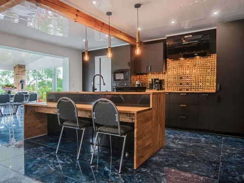 Table, Property, Furniture, Countertop, Cabinetry, Building, Wood, Chair, Interior Design, Barware