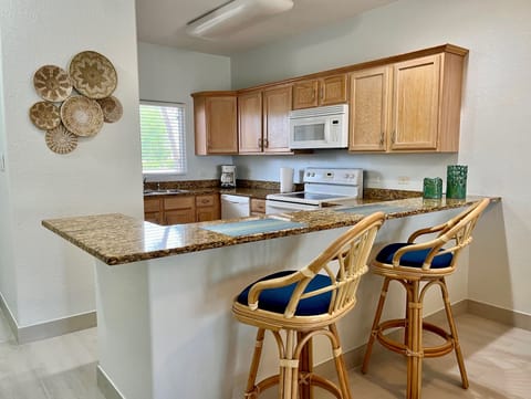 Private kitchen | Fridge, microwave, oven, stovetop