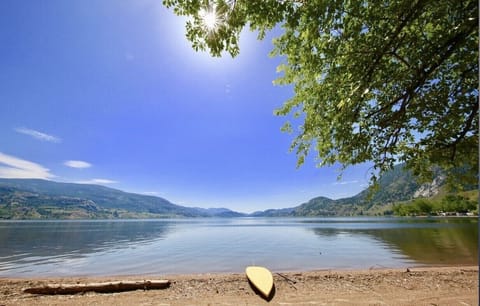 Beach nearby, sun loungers, beach towels