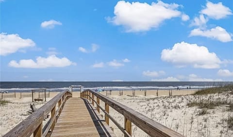 Beach nearby, sun loungers, beach towels