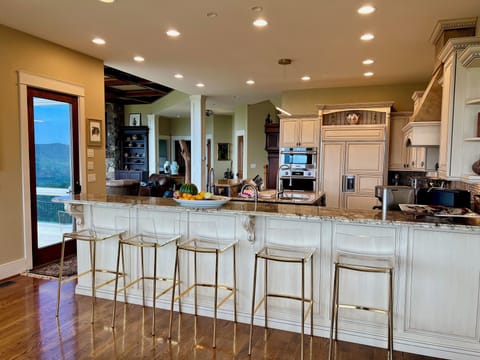 Kitchen Bar Seating Main Floor