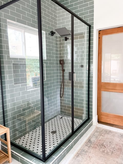 Combined shower/tub, towels