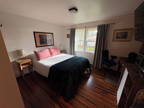 Queen bed, cotton sheets.