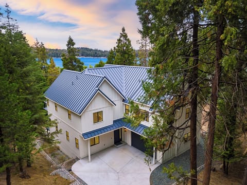5-minute drive to Lake Arrowhead Village.