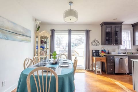 Dining Room- Seating for 6 but two more chairs can be added from the basement (even more seating on the back patio as well)