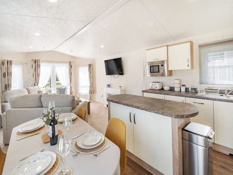 Dining Area | Red Wood Lodge - Lady Edith&rsquo;s Duo, Scarborough