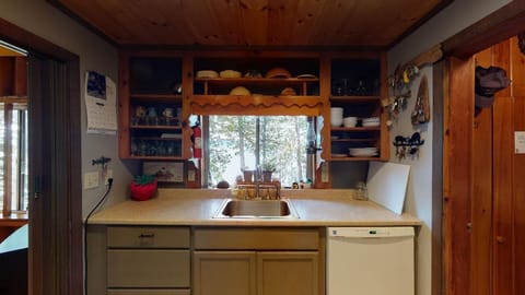 Fridge, oven, stovetop, coffee/tea maker