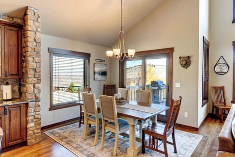 Dining Area with seating for 6